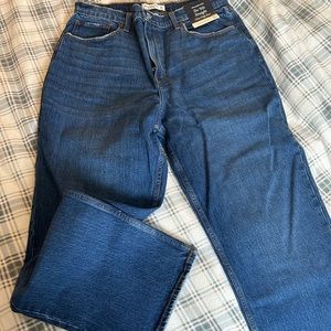 Abercrombie Curve Love - Ultra High Rise 90s Straight Jean! Size 32 short